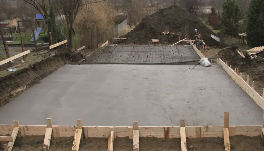Beton na strop: C20/25 czy mocniejszy? Uniknij błędów!