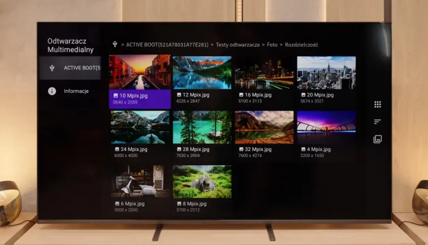 Na ekranie telewizora Sony Bravia 5 wyświetla się interfejs odtwarzacza multimedialnego z miniaturami zdjęć o różnej rozdzielczości.