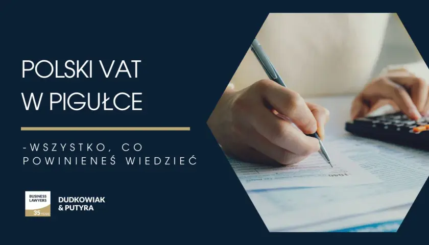 Polski VAT w pigułce: wszystko, co powinieneś wiedzieć o tym, ile wynosi vat. Ręka pisze na dokumencie, obok kalkulator.
