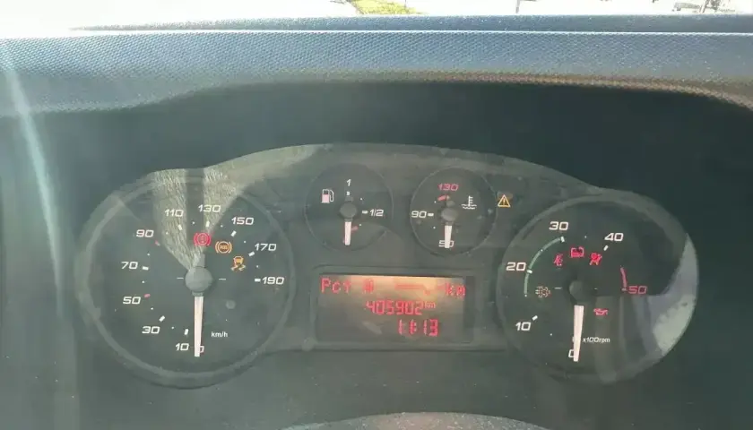 Kontrolka wtrysku świeci się na desce rozdzielczej Iveco Daily. Na liczniku widoczne są również inne wskaźniki i kontrolki.