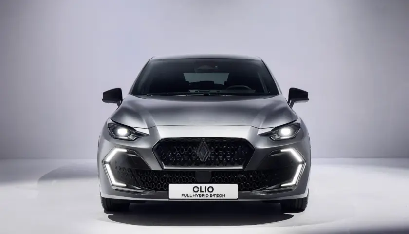 Nowy Renault Clio 2025 w kolorze grafitowym, z nowoczesnym grillem i światłami LED.
