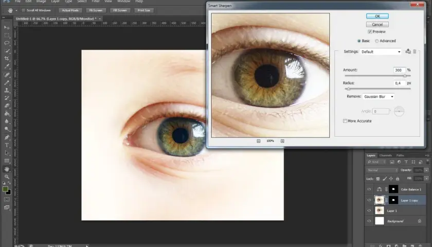 Oko w programie Photoshop, gdzie trwa photoshop zmiana koloru obiektu. Widoczny panel Smart Sharpen.