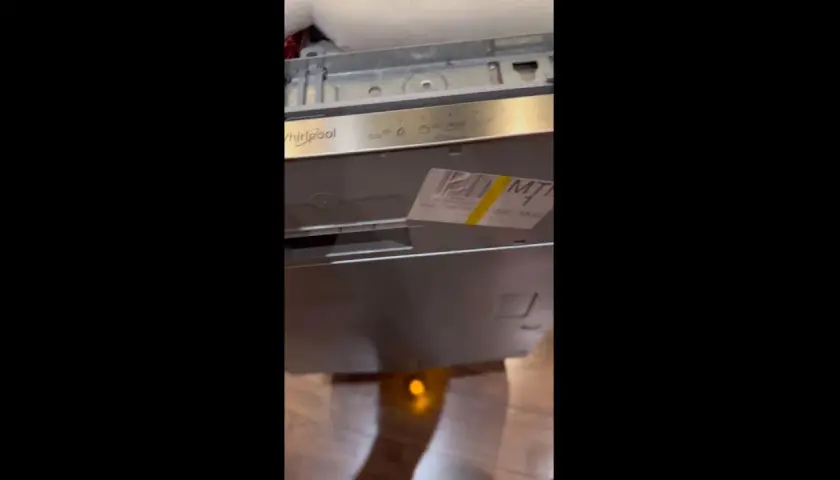 Zmywarka Whirlpool z błędem F15. Widoczny panel sterowania i naklejka z oznaczeniem modelu.