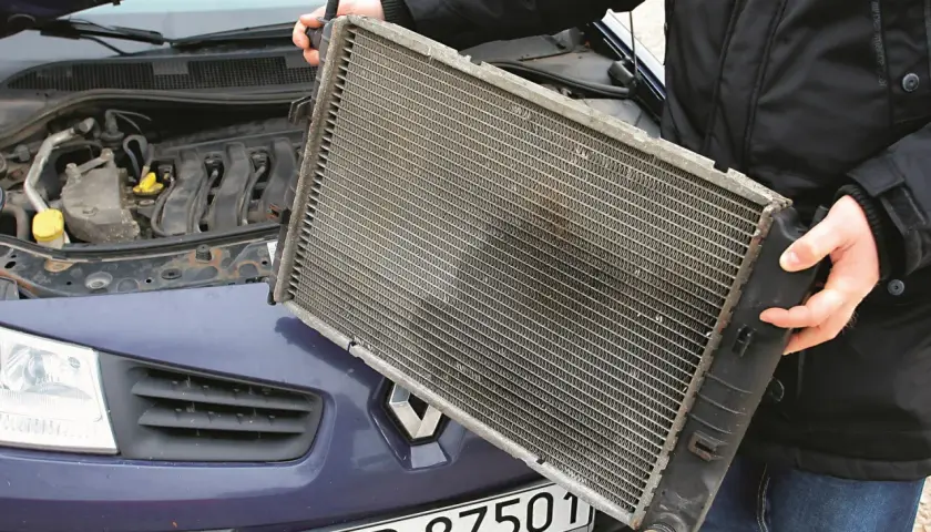 Niedrożna chłodnica objawy – jak rozpoznać problemy z silnikiem