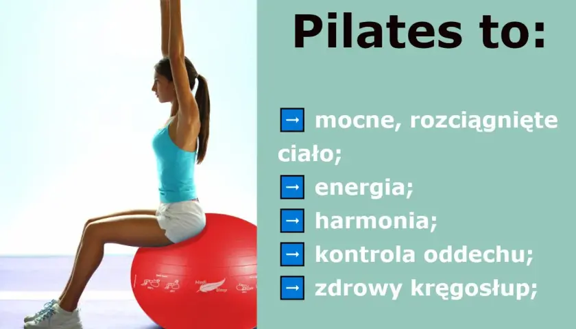 Kobieta ćwiczy pilates na czerwonej piłce, osiągając mocne, rozciągnięte ciało, energię i harmonię.