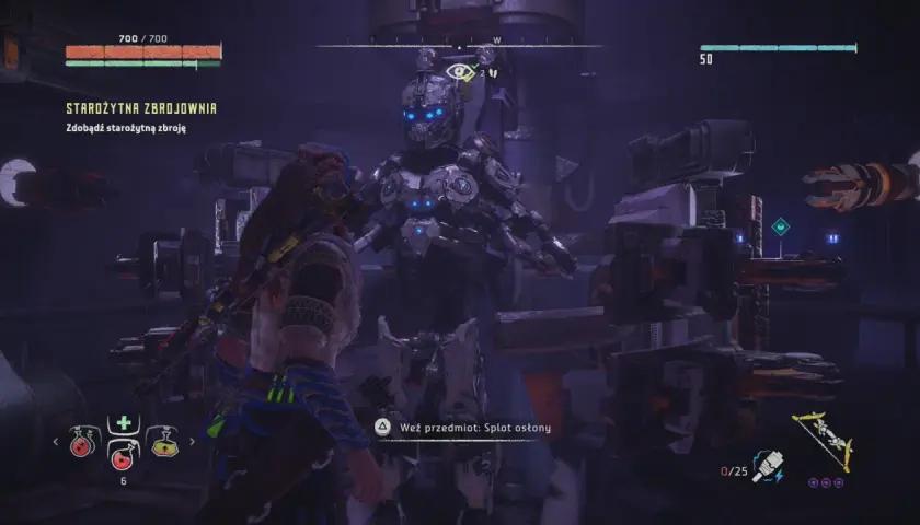 Aloy stoi przed maszyną w starożytnej zbrojowni w Horizon Zero Dawn.