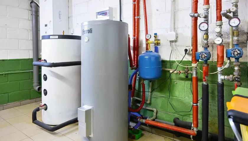 Kotłownia z dwoma bojlerami i instalacją hydrauliczną. To przykład, co to jest ekoprojekt – efektywne wykorzystanie energii.