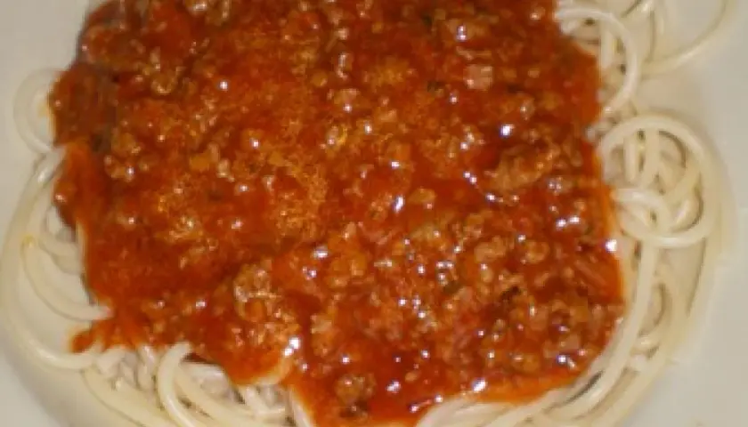 Prosty przepis na spaghetti z mięsem mielonym. Aromatyczny sos bolognese na makaronie.
