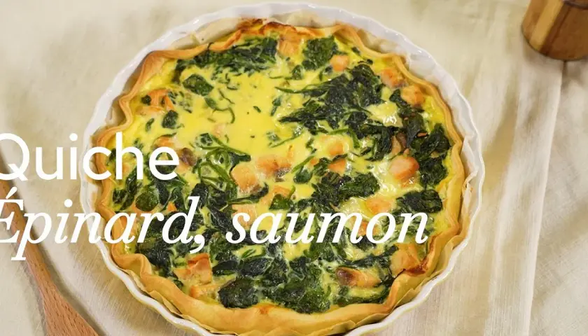 Quiche épinard, saumon, dorée et appétissante, prête à être dégustée.