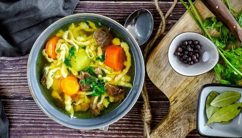 Herzhafter Gaisburger Marsch mit Spätzle, Rindfleisch und Karotten, garniert mit Petersilie.