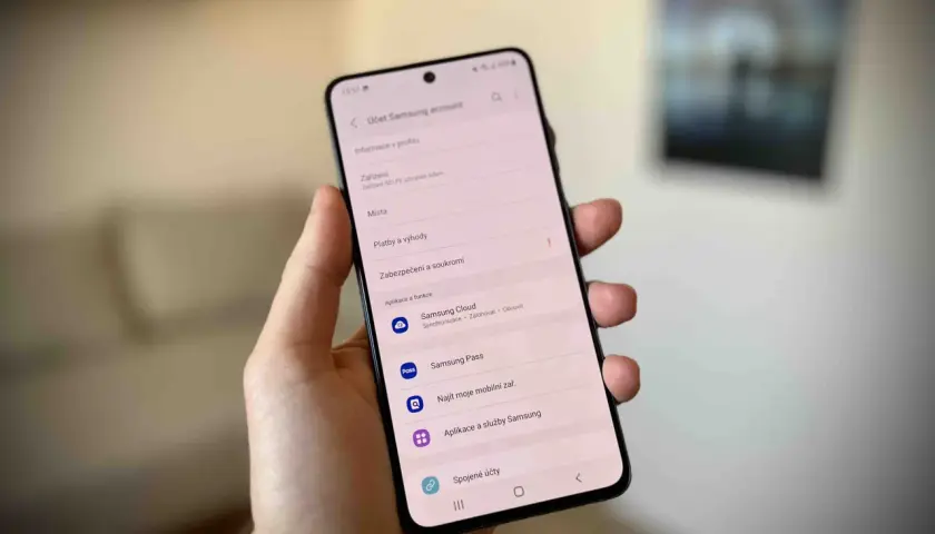 Na ekranie telefonu widać menu "Konto Samsung". Aby dowiedzieć się, jak wylogować się z konta Samsung, należy przejść do ustawień.