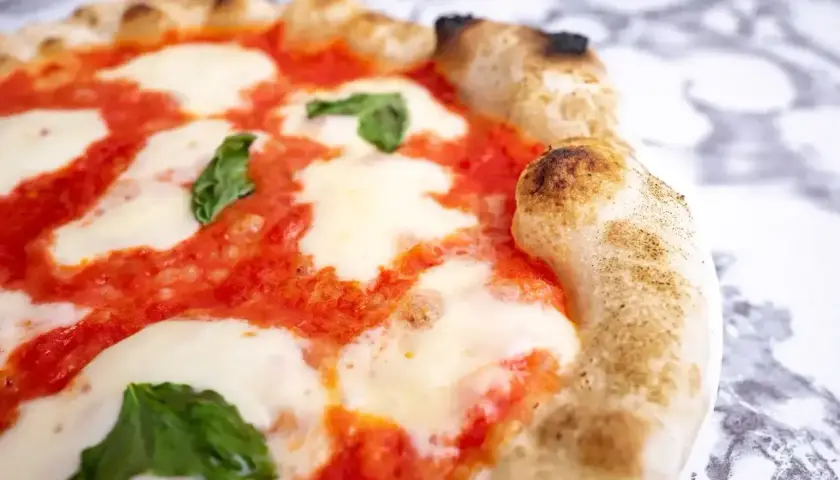 Pyszne, gorące pizza ciasto z pomidorami, mozzarellą i bazylią. Idealne na szybki posiłek.