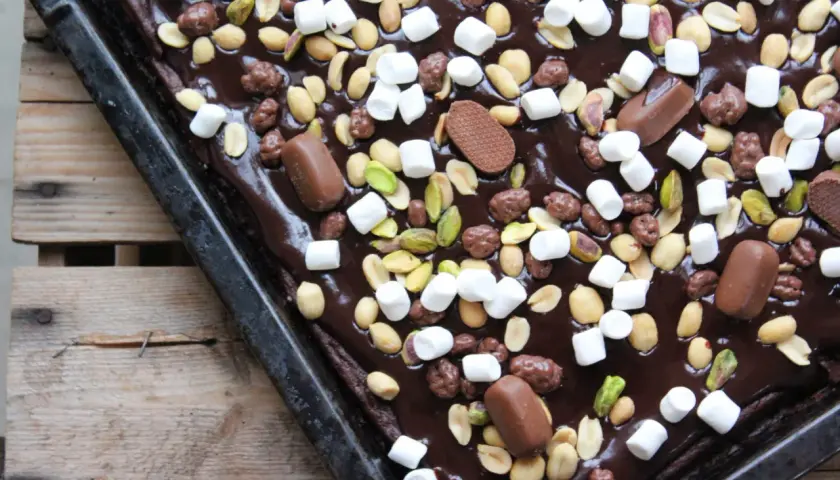 Chokladkaka med jordnötter, pistagenötter, marshmallows och chokladbitar. En riktig rocky road-dröm på en plåt.