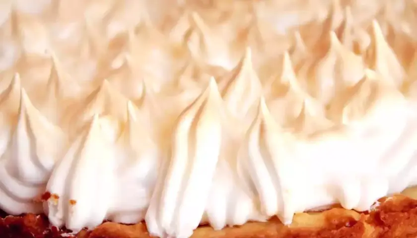 Deliciosa crostata al limone con merengue dorado y picos perfectos.