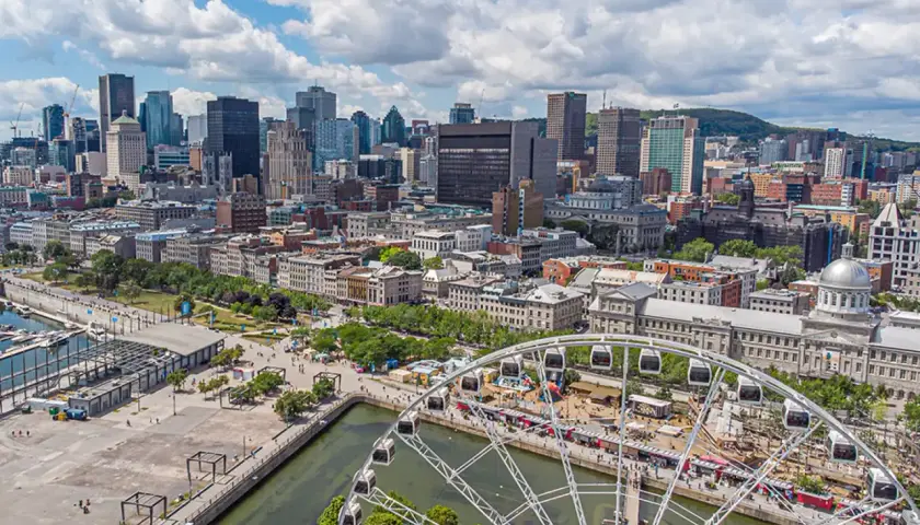 Vista panorámica de Montreal con la noria y el puerto. Descubre qué ver en Montreal, una ciudad vibrante con rascacielos y arquitectura histórica.