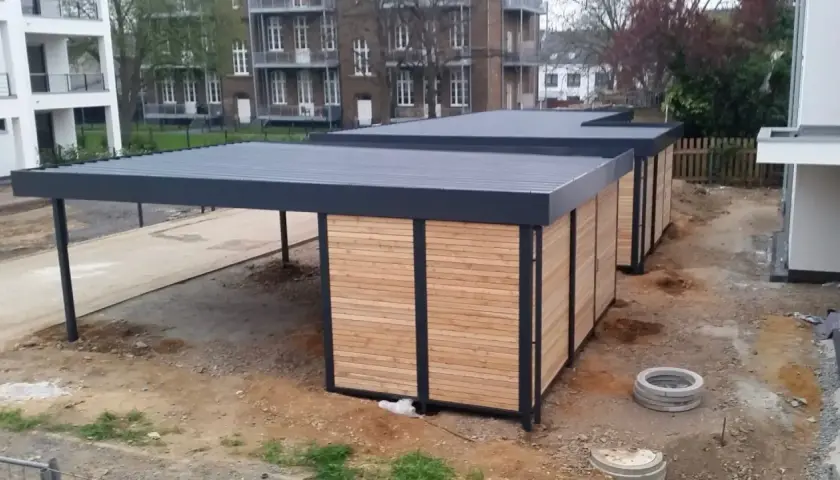Moderne Carports mit Holzwänden und einem begehbaren Dach, bereit für neue Bewohner.