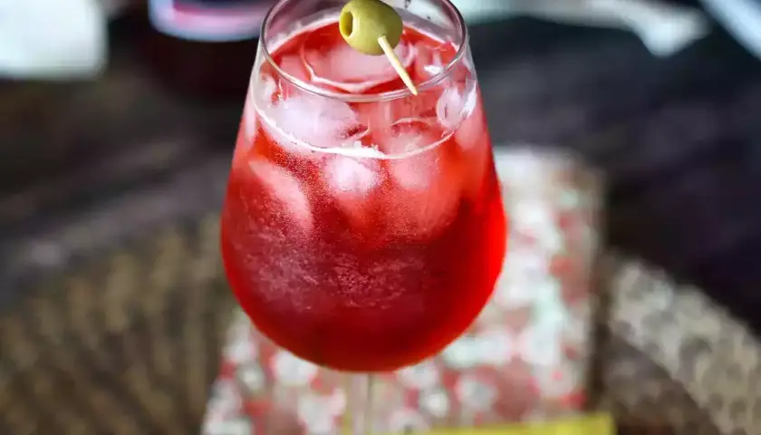 Orzeźwiający Campari Spritz. Idealny przepis na letnie popołudnie. Zobacz, jak łatwo go przygotować!