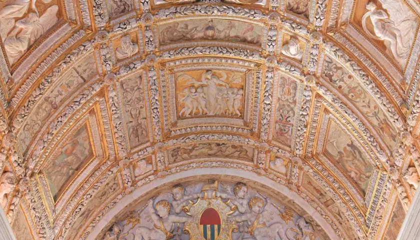 Magnifique peinture ornant le plafond du palais des Doges, avec des fresques détaillées, des figures mythologiques et des ornements dorés.