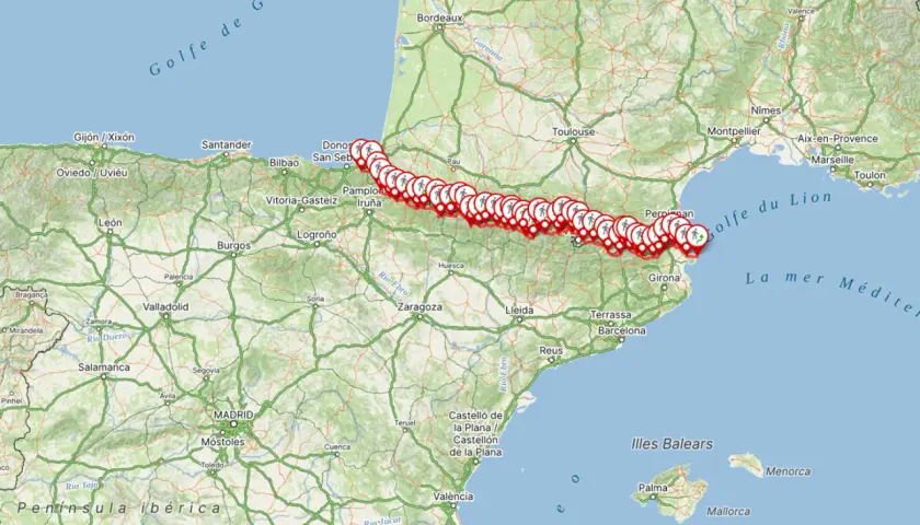 Mapa de España y Francia con una ruta marcada por iconos de peregrinos, mostrando las gr11 etapas del Camino de Santiago.