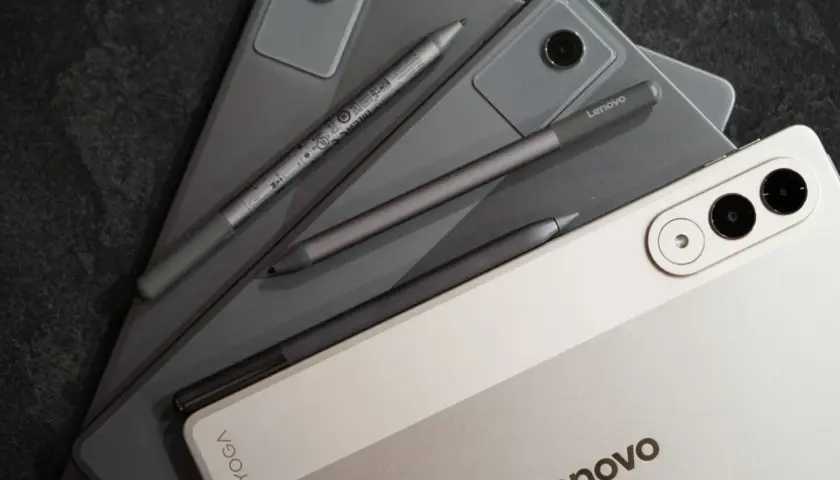 Kilka tabletów Lenovo z rysikami w różnych odcieniach szarości i beżu.