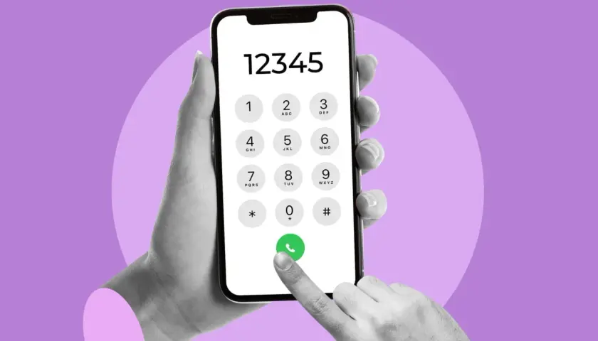 Dłoń trzyma smartfon z wpisanym numerem 12345. Palec wskazujący naciska zieloną słuchawkę.