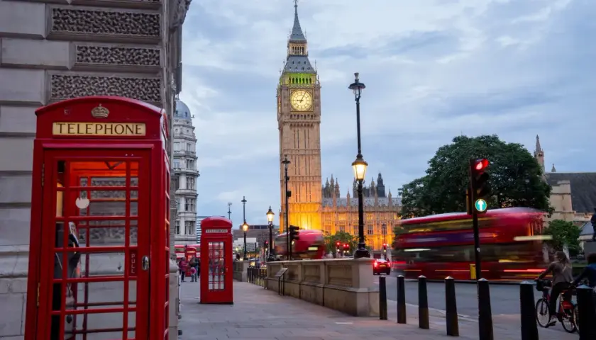 Londyn, Big Ben, czerwone budki telefoniczne i autobusy w ruchu. Wygląda jak scena z filmu, a nie lotnisko w Londynie Heathrow.