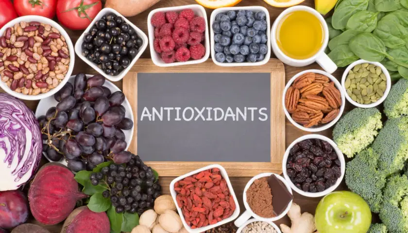 En mängd färgglada frukter, bär, grönsaker och nötter som är rika på antioxidanter mat.