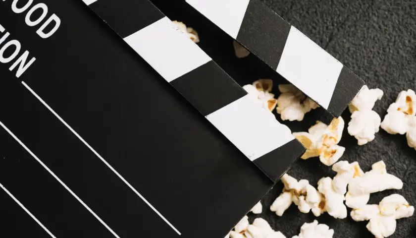 Klapka filmowa i popcorn – idealne połączenie do oglądania polskich filmów kinowych.