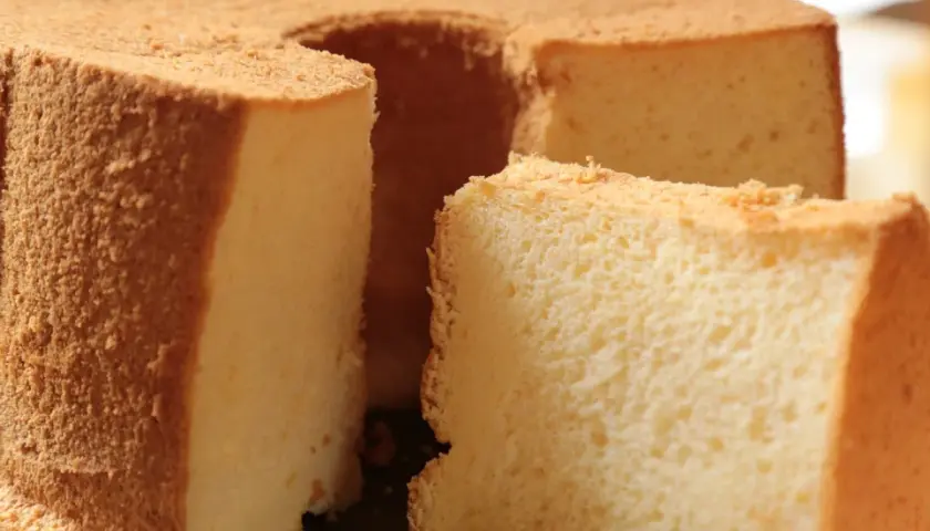 Puszysta babka biszkoptowa, idealna do kawy. Ten przepis na babkę wiszącą zachwyci każdego!