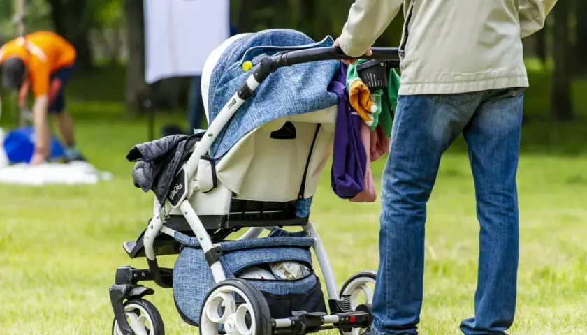 Ojcowski Park Narodowy: atrakcje dla dzieci. Rodzina z wózkiem spacerowym cieszy się zielenią i aktywnościami na świeżym powietrzu.