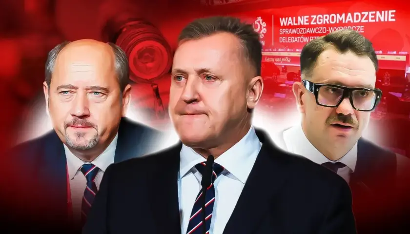 Trzech mężczyzn w garniturach, w tym prezes PZPN, na tle czerwonego banera z napisem "WALNE ZGROMADZENIE".