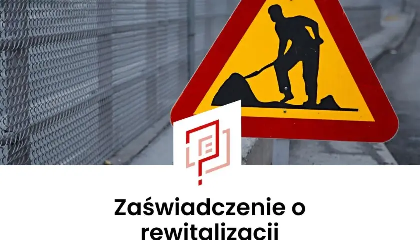 Znak drogowy "roboty w toku" i logo z napisem "Zaświadczenie o rewitalizacji" sugerują prace modernizacyjne.