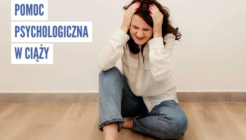 Kobieta w ciąży, z rękami na głowie, przeżywa trudne emocje. Pomoc psychologiczna dla przyszłych mam, nawet dla synowej, jest ważna.