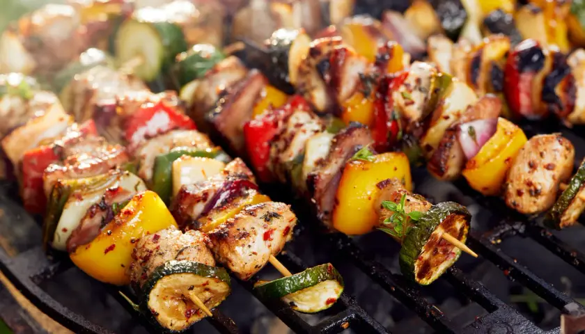 Szaszłyki z kurczaka, papryki i cukinii grillowane na ruszcie.