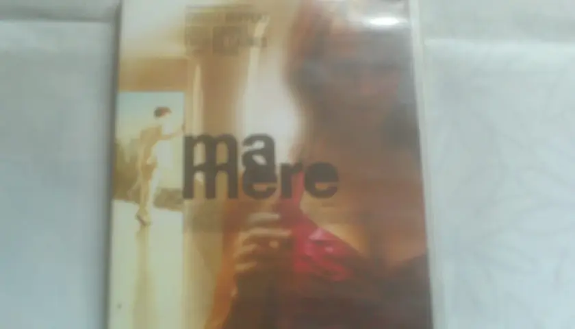 Okładka filmu "Ma mère" z Isabelle Huppert. Historia o trudnej relacji matki z synem.
