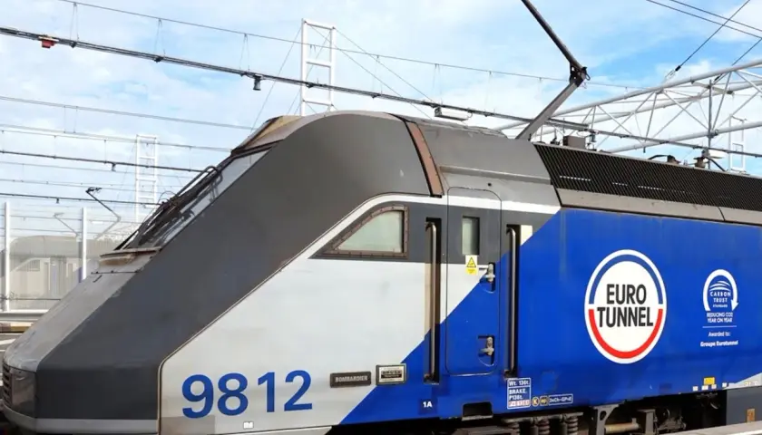 Lokomotywa Eurotunnel 9812 gotowa do podróży przez kanał La Manche.
