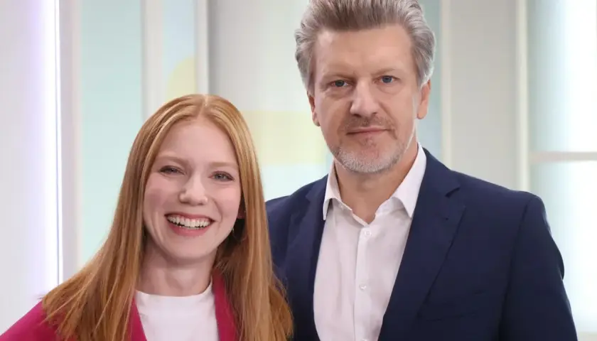 Uśmiechnięta Marianna Gierszewska z rudymi włosami obok mężczyzny w garniturze. Czy to jej rodzice?