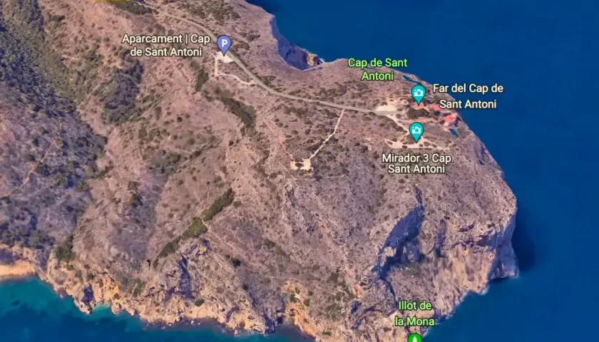 Vista aérea del cabo de San Antonio, mostrando el faro, miradores y el Illot de la Mona. Se ve la carretera CV-7362 y el aparcamiento.