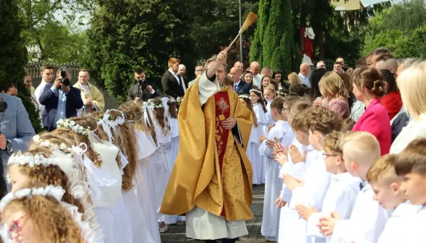 Uroczystość I Komunii Świętej. Dzieci w bieli, ksiądz z kadzidłem. Zastanawiasz się, ile kosztuje talerzyk na komunie?