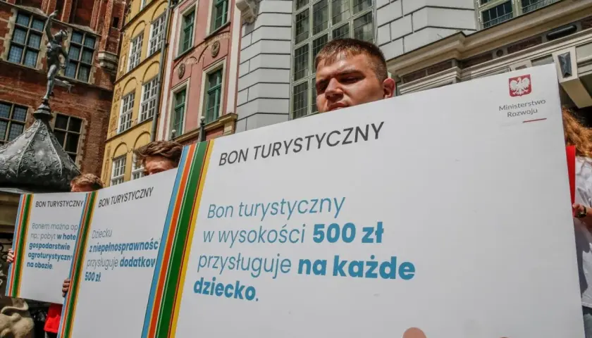 Bon turystyczny bez noclegu można wykorzystać na pobyt w gospodarstwie agroturystycznym lub obozie. Dzieciom z niepełnosprawnością przysługuje dodatkowe 500 zł.