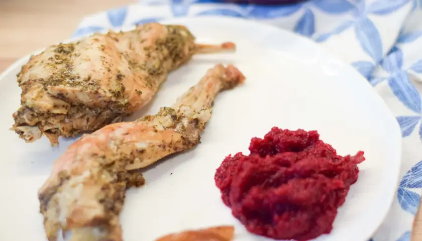 Pieczone mięso z królika, idealne do rozszerzania diety niemowlaka ze względu na swoje właściwości hipoalergiczne. Podane z purée z buraków.