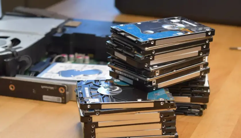 Stosy dysków twardych, gotowe do wymiany dysku Xbox One S.