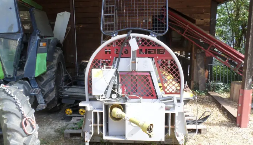 BGU Seilwinde mit Traktor im Hintergrund.