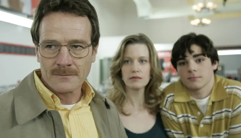Walter White, Skyler e Walt Jr. in una scena di Breaking Bad. La tensione è palpabile, ma Skyler muore solo nel finale.