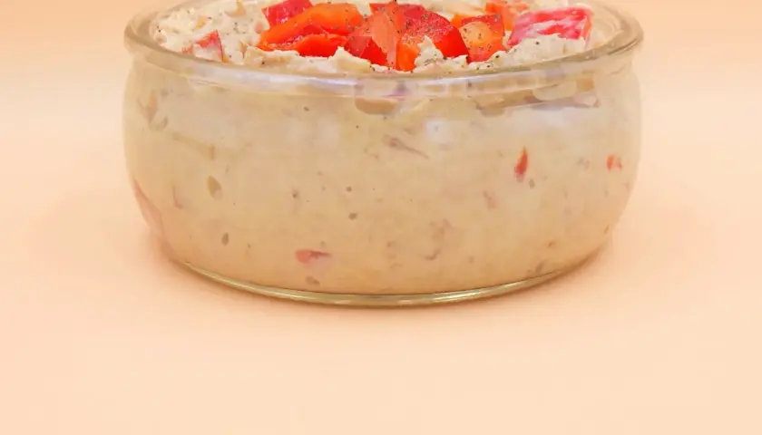 Pyszna pasta z tuńczyka z kawałkami papryki w szklanym naczyniu, idealna na kanapki.