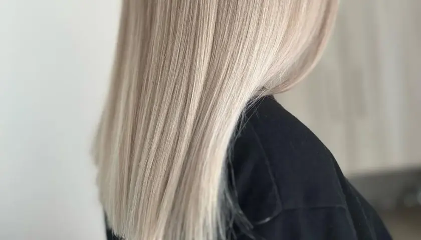Krótkie, proste, blond włosy z subtelnymi refleksami, widok z boku.