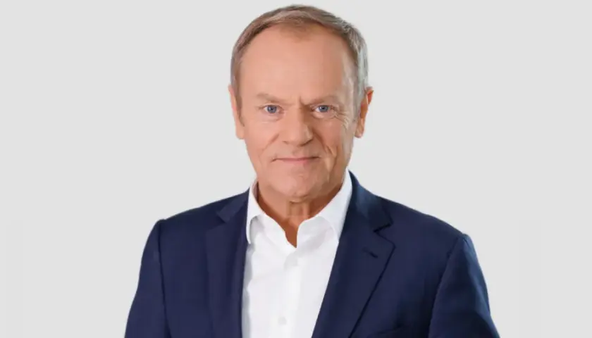 Donald Tusk w granatowej marynarce i białej koszuli. Chcesz znać numer do Tuska?