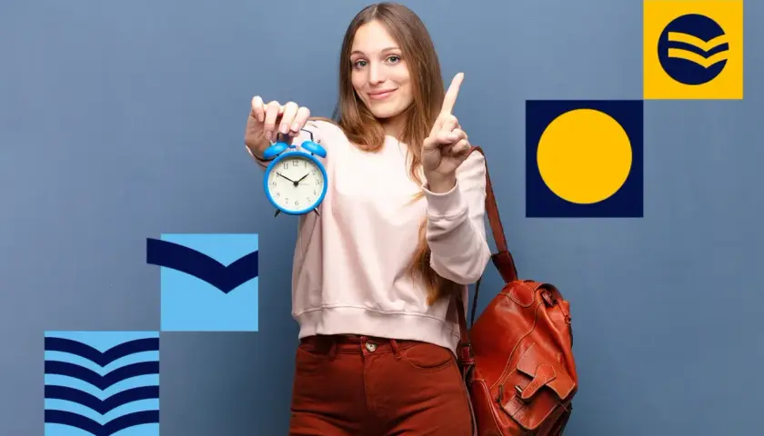Dziewczyna z budzikiem i plecakiem, gotowa na egzamin. To jej świadectwo dojrzałości, czas na sukces!
