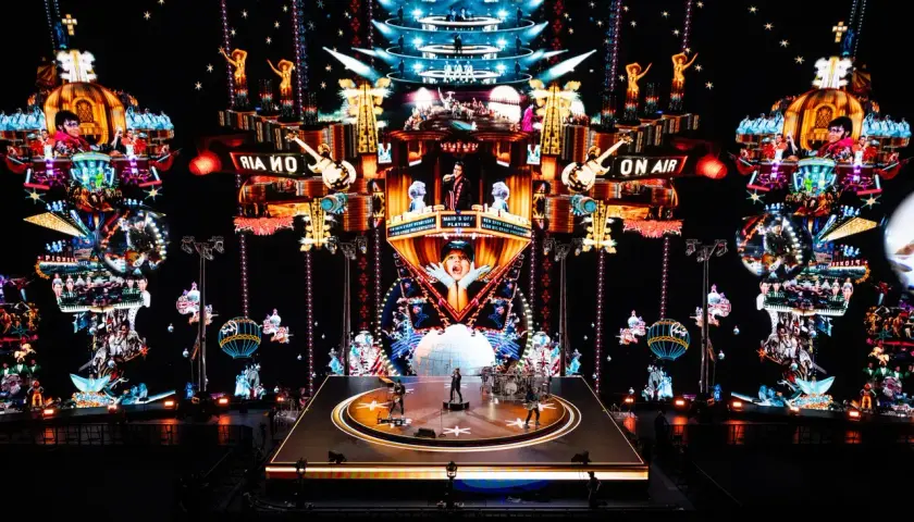 U2 w Atomic City: spektakularna scena z neonami, gitarami i wizualizacjami nawiązującymi do Las Vegas.