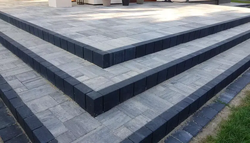 Nowoczesne schody z kostki brukowej. Różne rodzaje kostki brukowej tworzą elegancką kompozycję.